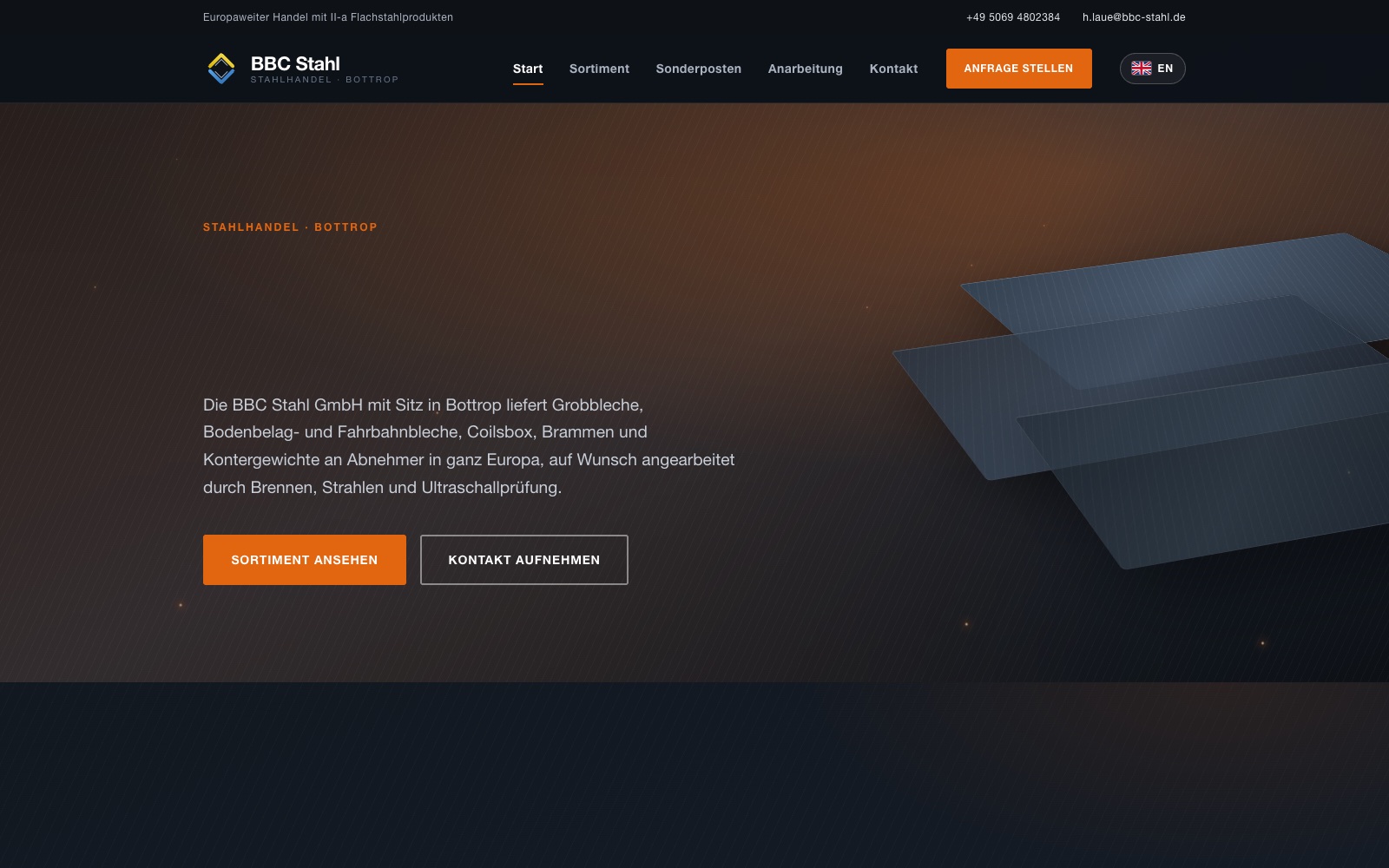 Startseite der BBC Stahl GmbH: dunkles Design mit schwebenden Stahlblechen in 3D-Optik